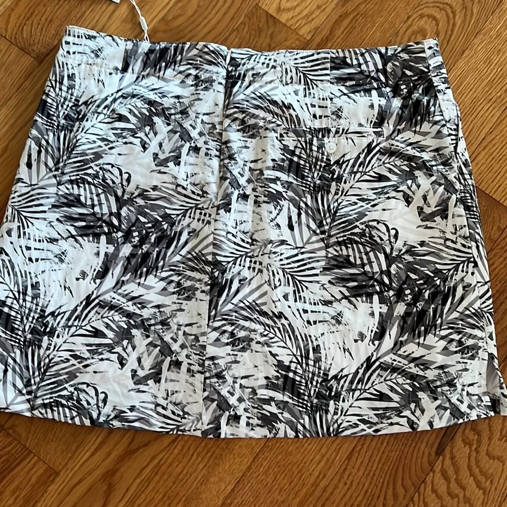 ONE BRAND NEW SKORT AND ONE PAIR OF SHORTS - Picture 5 of 9
